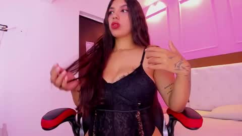 Snapshot of tatilarson chatting on February 27, 1:17 pm  TATI online show from February 27, 1:17 pm