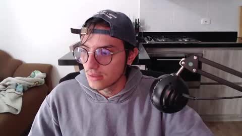 Teo independent model online show from July 17, 3:58 pm
