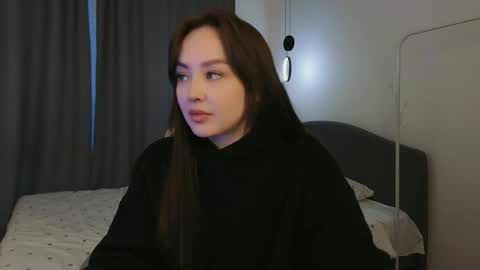 Mia online show from April 22, 1:51 pm