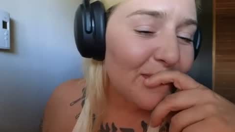 theauroramae -  online show from June 11, 10:30 pm