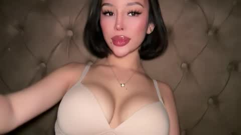 Elle  dont forget to folloW me and thumbs up online show from April 2, 1:24 am