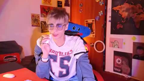 Matt independent model  online show from May 5, 8:36 pm