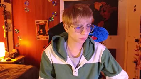 Matt independent model  online show from May 6, 8:59 pm