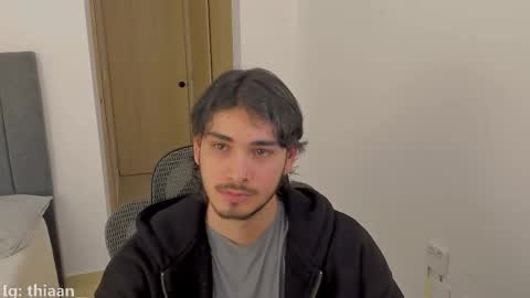 Snapshot of thiaan__ chatting on October 19, 1:10 am thiaan__ online show from October 19, 1:10 am