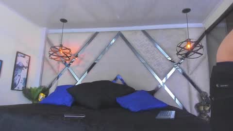 ---Thomas--- online show from February 19, 4:12 am