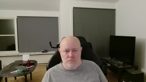 thomash32 online show from November 12, 4:15 am