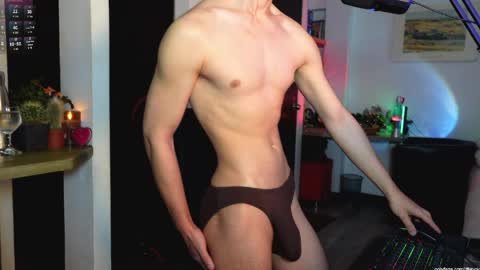   L e a n d e r   25OFF ON MY OF online show from April 9, 3:39 pm