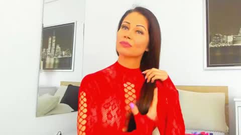 Snapshot of tiarussell chatting on February 16, 9:27 pm Tia Russell online show from February 16, 9:27 pm