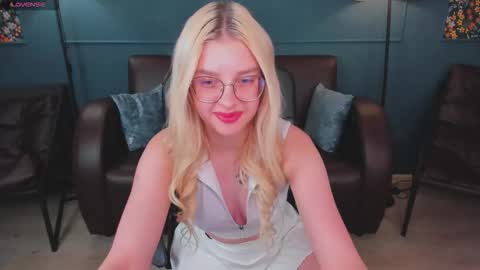 tiffanypeach online show from March 12, 2:21 pm