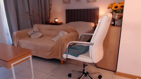 Tilly online show from March 24, 8:15 pm