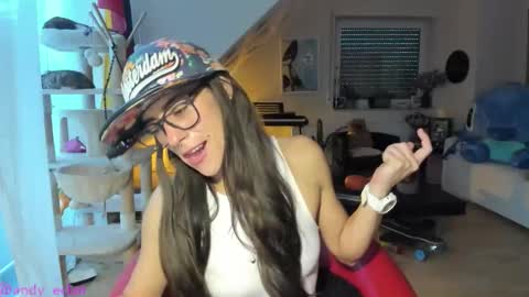 Snapshot of tiny_williams chatting on October 9, 5:46 am Tiny online show from October 9, 5:46 am