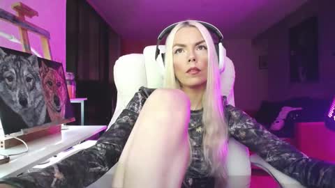 stage Kylie Sinner  brand CLITBAIT online show from October 18, 7:45 am