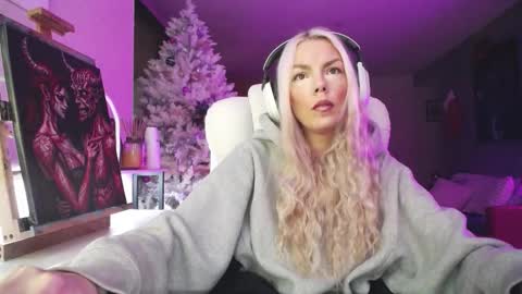 stage Kylie Sinner  brand CLITBAIT online show from December 15, 9:11 pm