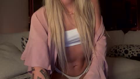 tinytayy online show from April 4, 5:14 am