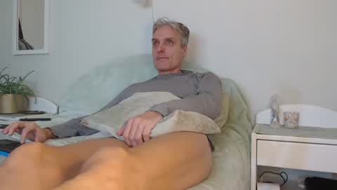 Daniel Bisexual uncut 20cm online show from December 7, 4:20 pm