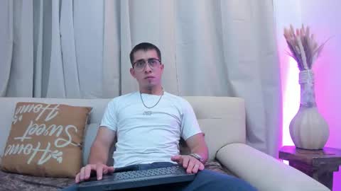 tommas_johnson online show from February 10, 3:53 am