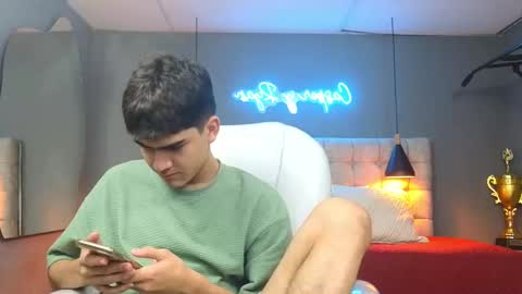 Snapshot of tommy18__ chatting on February 25, 5:41 am Tommy online show from February 25, 5:41 am