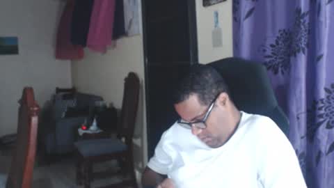 Snapshot of toni2814 chatting on October 23, 3:08 am Antonio online show from October 23, 3:08 am