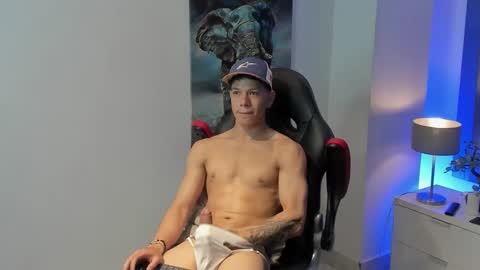 tony_petrov online show from September 15, 8:49 am