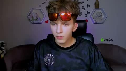 Travis online show from September 18, 7:18 pm