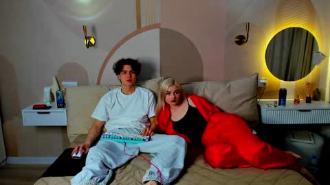 travisrivas online show from April 2, 10:49 pm