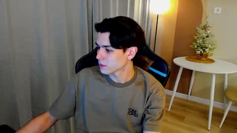 travisrivas online show from February 2, 1:36 am