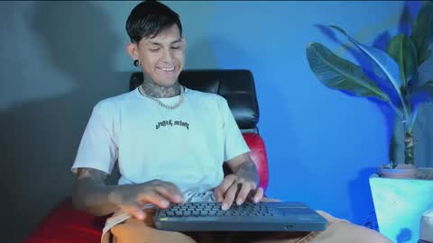 TRAV - INDEPENDENT MODEL online show from February 23, 7:28 pm