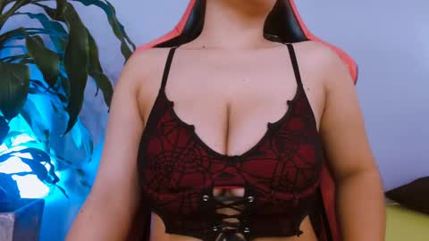 triana_crimson online show from October 6, 9:10 pm