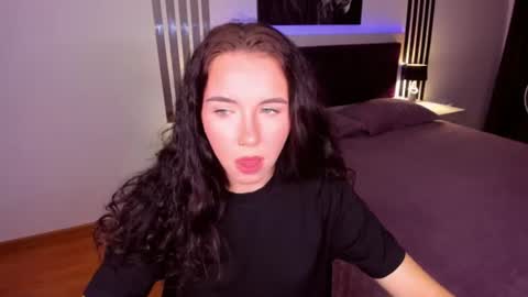 TriciaDaisy online show from July 23, 9:40 am