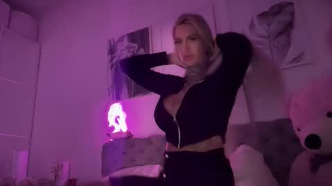 tsmiadeluxxe online show from December 16, 5:25 am