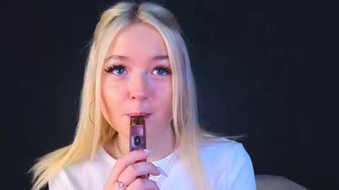 Snapshot of twinklefluff chatting on March 9, 6:17 am twinklefluff online show from March 9, 6:17 am