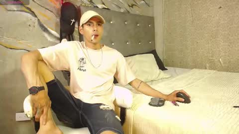 tyl3r_coop3r online show from November 2, 3:28 am