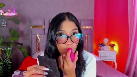 tyla_ks online show from April 8, 8:01 pm