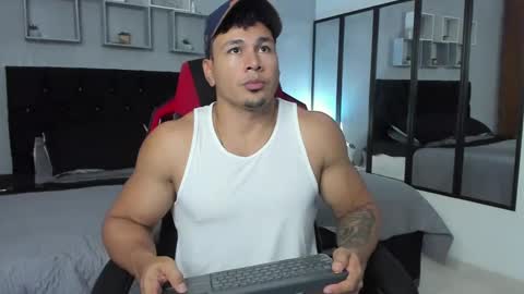 tyler_hank1 online show from October 13, 5:59 pm