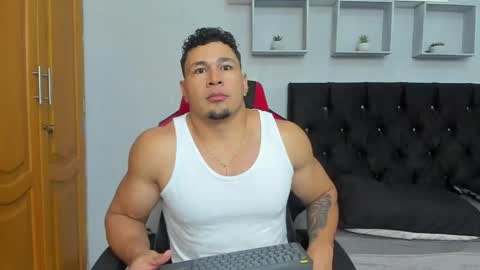 tyler_hank1 online show from June 4, 6:36 pm