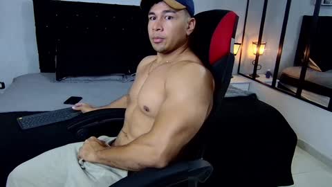 tyler_hank1 online show from February 6, 12:15 pm