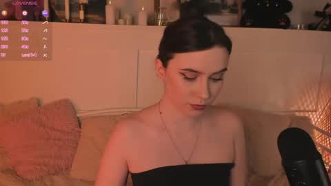 Una  online show from April 16, 10:15 am