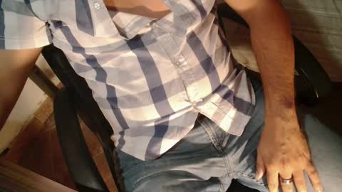 Snapshot of under_thedesk chatting on October 5, 6:37 pm Giov online show from October 5, 6:37 pm