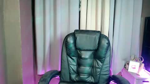 ItsUrsElla online show from March 5, 4:02 am