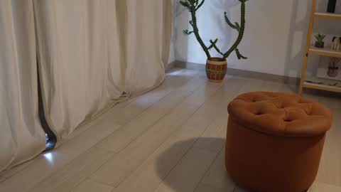 Linda Restrepo online show from December 12, 10:20 pm