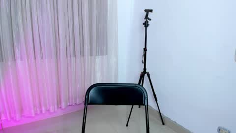 HI IM NEW online show from April 11, 6:12 pm