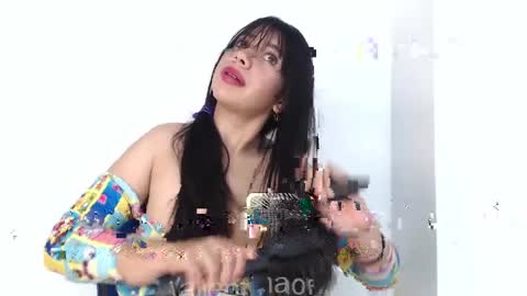 Valen independent model online show from April 9, 2:23 pm