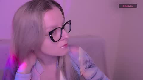 Mia online show from December 15, 7:04 am