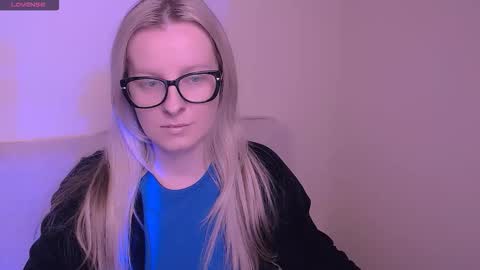 Mia online show from November 20, 9:19 am