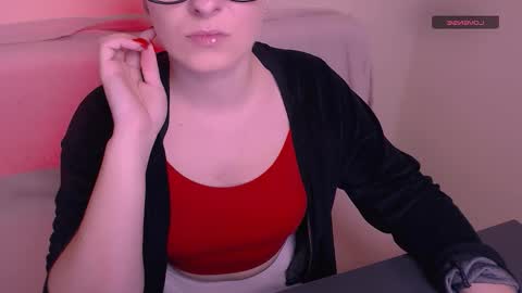 Mia online show from December 5, 8:02 am