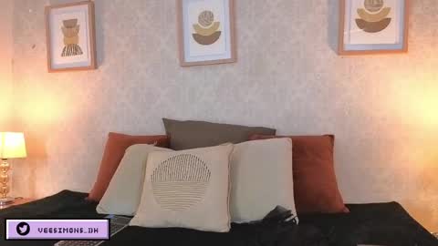 Vee Simons online show from April 13, 8:35 pm