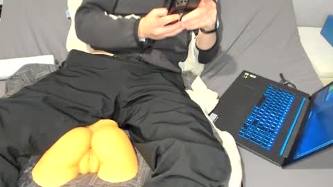 D online show from February 3, 7:00 pm