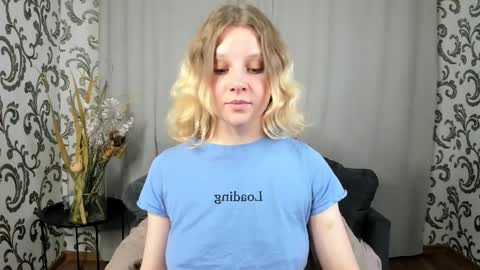 velvet_peach_ online show from November 19, 11:42 am