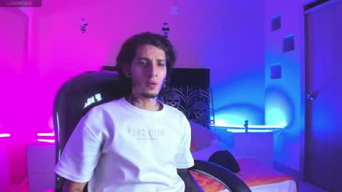 vergil_noir online show from April 22, 5:36 am