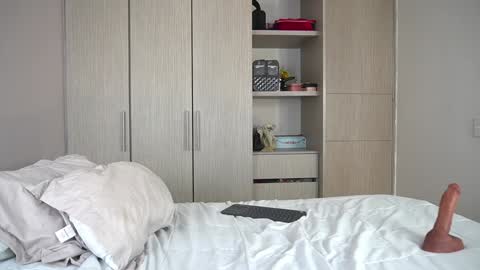  V A L  help me reach 100likes online show from March 4, 6:29 pm